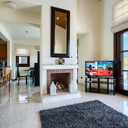 3 Bedroom Anassa With Private Pool And Gardens, Aphrodite Hills וילה קוקליה